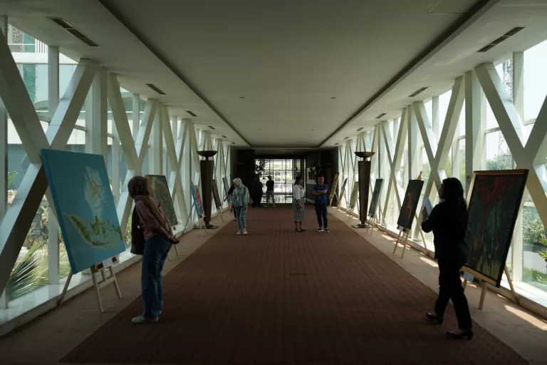 Pengunjung menikmati beberapa karya seni yang dipajang di area sky bridge the Alana Yogyakarta Hotel & Convention Center (Photo: Diki Antoni)
