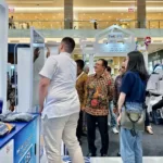 FinExpo 2023 Dorong Literasi dan Inklusi Keuangan Yogyakarta Aman Santosa (baju batik) meninjau both-both yang ada di FinExpo 2023 (Foto: Harminanto)