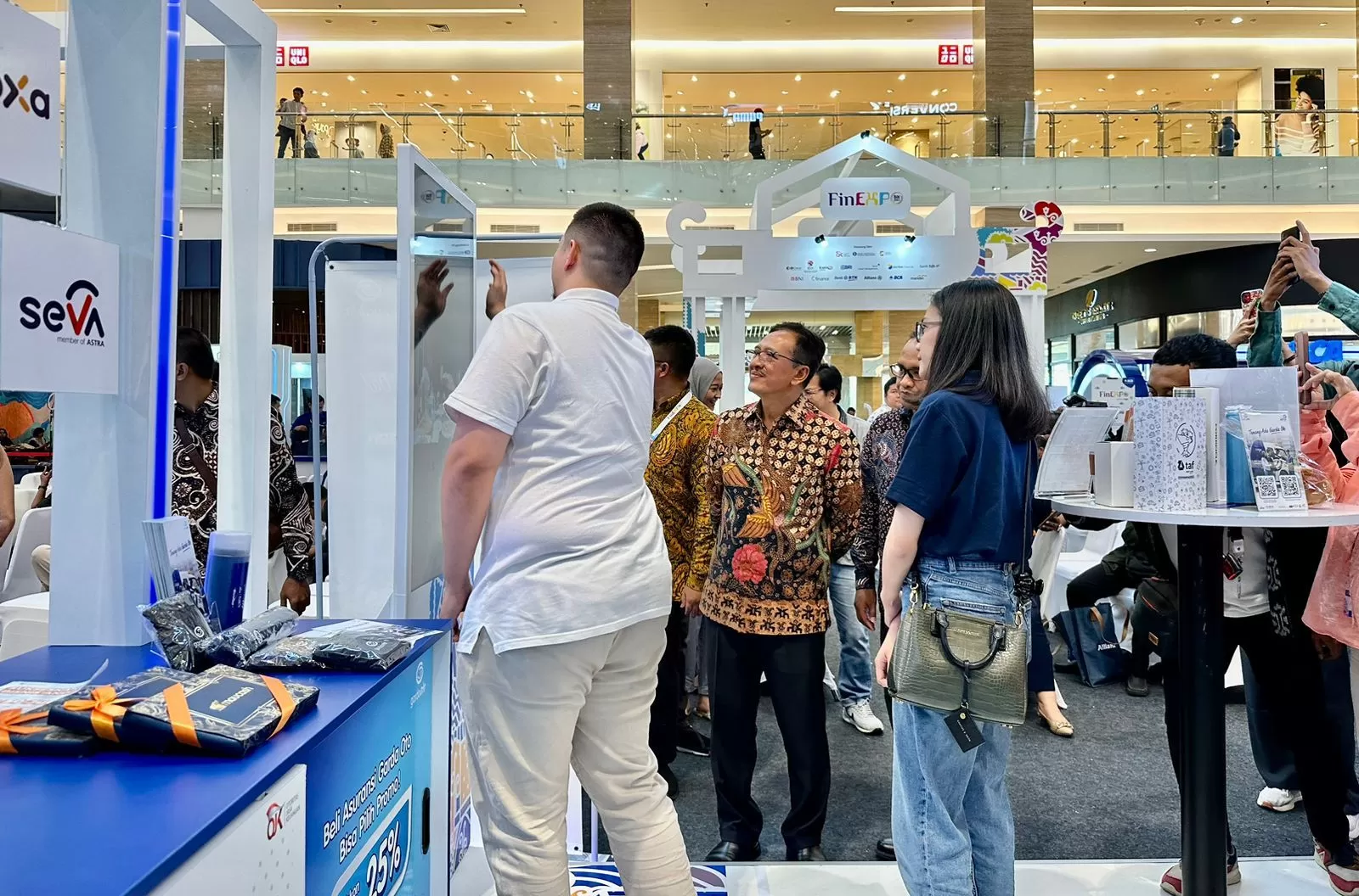 Aman Santosa (baju batik) meninjau both-both yang ada di FinExpo 2023 (Foto: Harminanto)