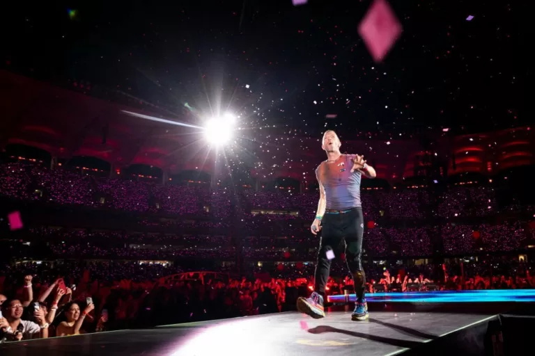 Chris Martin performs di Optus Stadium (Photo by Matt Jelonek/WireImage)