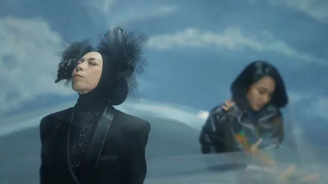Melly Goeslow dan Nike Ardila di video "Bertemu Kembali"