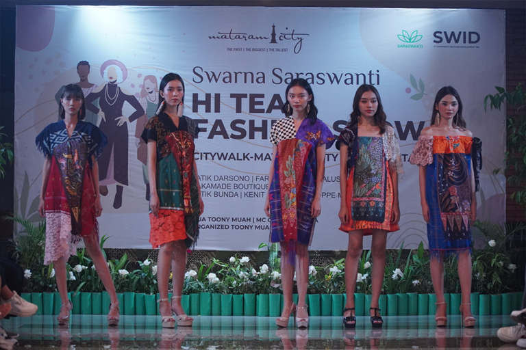 ‘Swarna Saraswanti’ Fashion Show Suguhkan Karya Desainer Lokal
