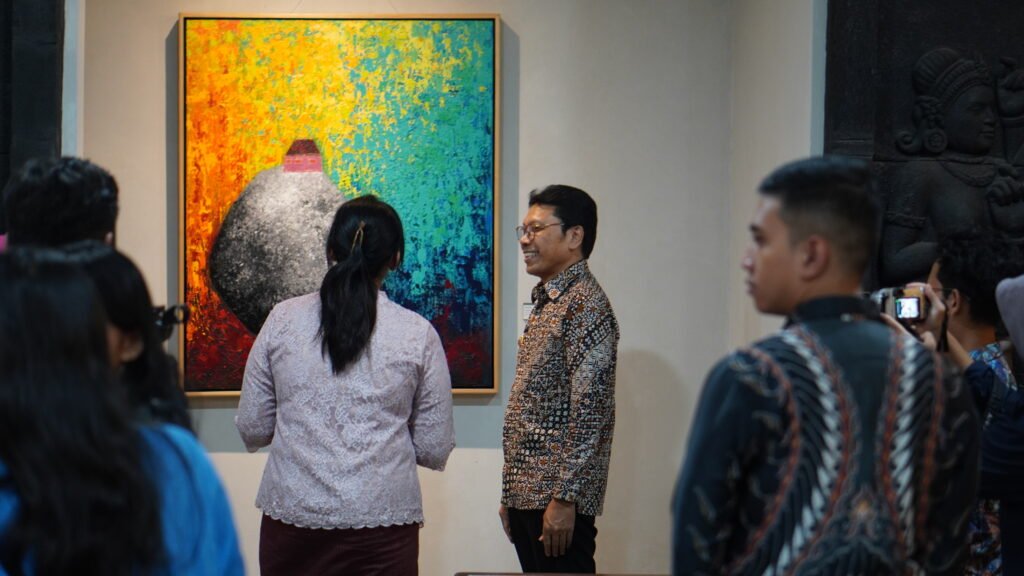 Penjabat Wali Kota Yogyakarta, Singgih Raharjo menikmati Karya Kimaya Art Exhibitions 2024