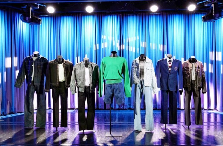 Museum Grammy Pamerkan Kostum Grup Label HYBE