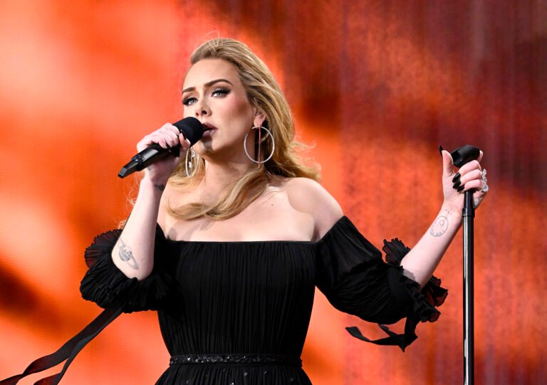 Adele Kembali Umumkan Hiatus