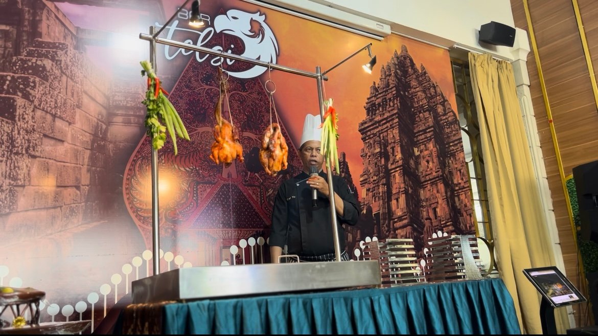 Bebek Asap sajian signature The Rich Jogja Hotel