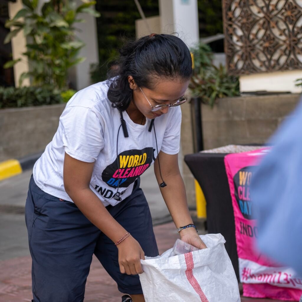 Peduli Dengan Permasalahan Sampah, THE 1O1 Yogyakarta Tugu Gelar Aksi Untuk Lingkungan