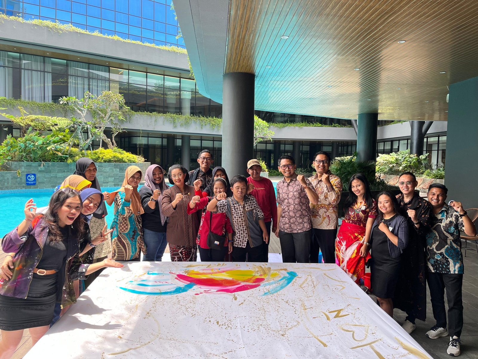 Membatik bersama dengan Ibu Ir. Srie Nurkyatsiwi, MMA selaku ibu pj Bupati, ibu Priyanti bersama anak-anak berkebutuhan khusus, serta seluruh management dan staff Novotel Ibis YIA Kulon Progo