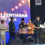 Voks Radio Jogja Sabet 3 Kategori di Anugerah Penyiaran KPID DIY 2024 Ali Sugiyanto sebagai direktur operasional Voks radio Jogja menerima penghargaan Anugerah Penyiaran KPID DIY 2024