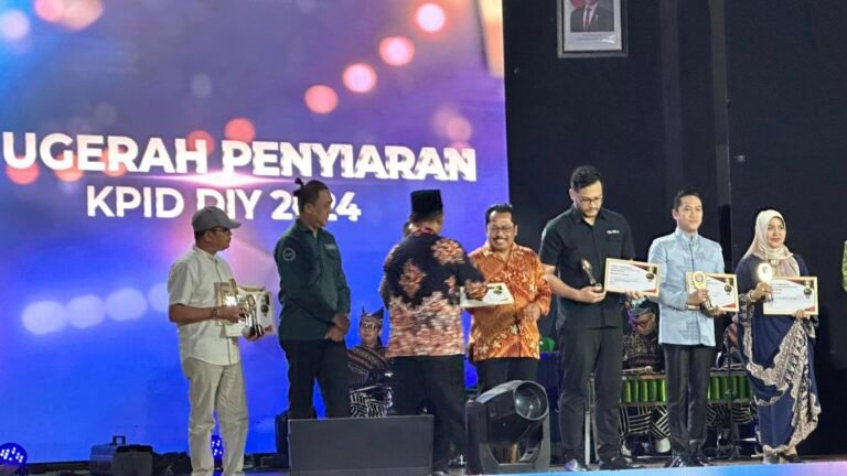 Ali Sugiyanto sebagai direktur operasional Voks radio Jogja menerima penghargaan Anugerah Penyiaran KPID DIY 2024