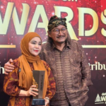 Minyak Sanga Sanga di Anugerahi Detik Bali Award 2025 Babe Bambang Pranoto dan Ibu Riva Effrianti saat menerima Detik bali Award 2025