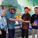 Ketua Dewan Jamu Indonesia, Mayor Jenderal TNI (Purn.) dr. Daniel Tjen, Sp.S. (dua dari kanan) Bersama Babe Bambang Pranoto, Peracik Minyak Balur Sanga Sanga