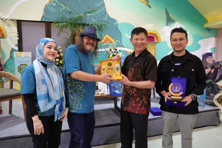 Ketua Dewan Jamu Indonesia, Mayor Jenderal TNI (Purn.) dr. Daniel Tjen, Sp.S. (dua dari kanan) Bersama Babe Bambang Pranoto, Peracik Minyak Balur Sanga Sanga